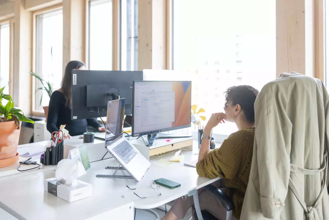 Une personne derrière son ordinateur dans un bureau d'entreprise
